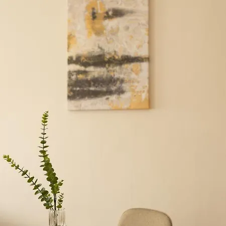 Square 2 Apartment