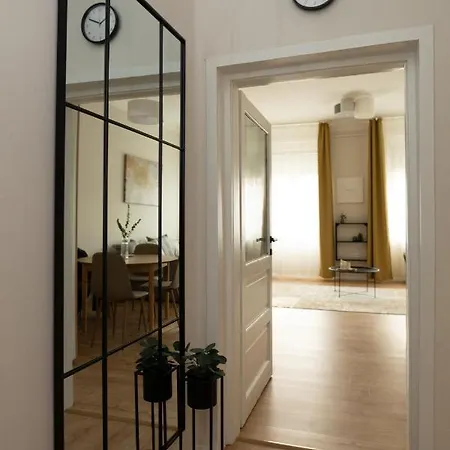 Square 2 Apartment *