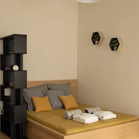 Square 2 Apartment *